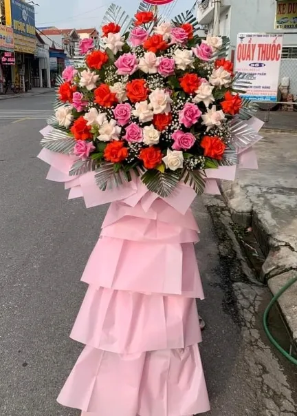 Kệ Hoa Tung Cánh Bay Xa